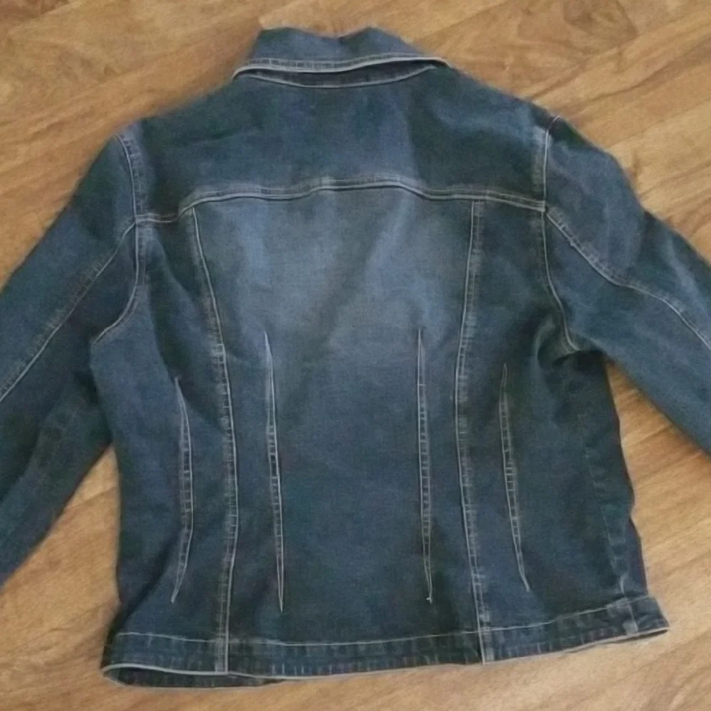 Ami Blue Jean Jacket Cropped Style - Picture 7 of 7